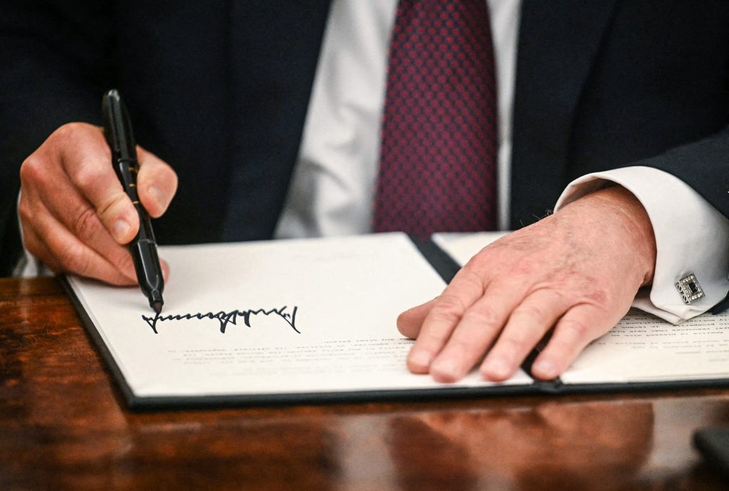 250123-donald-trump-executive-order-ew-1231p-1ecf48.jpg