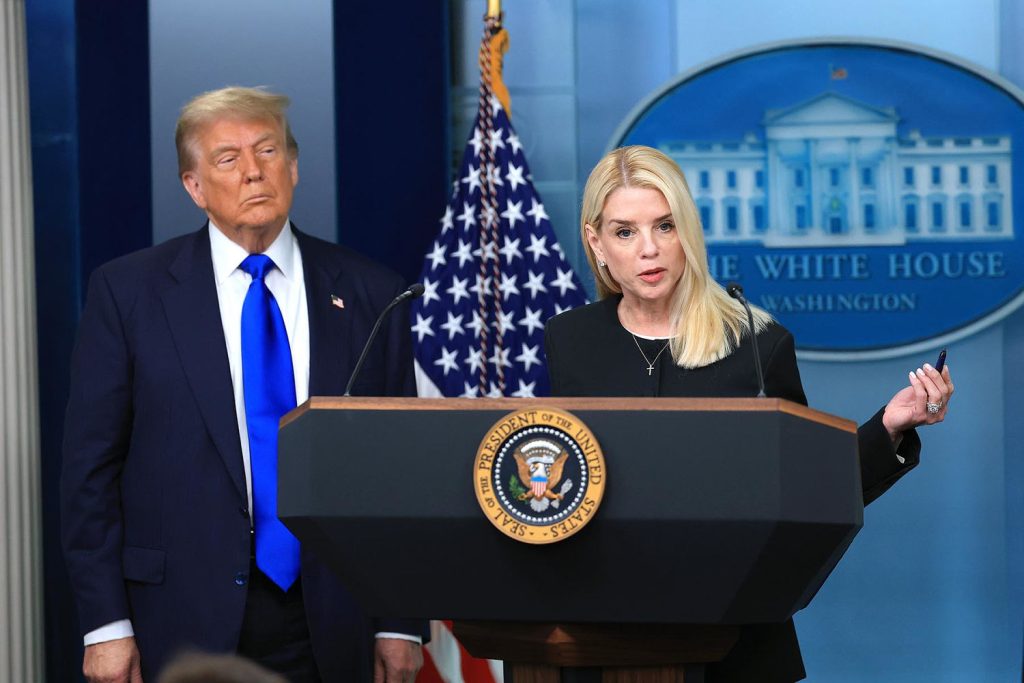 250715-pam-bondi-donald-trump-mn-1430-517662.jpg