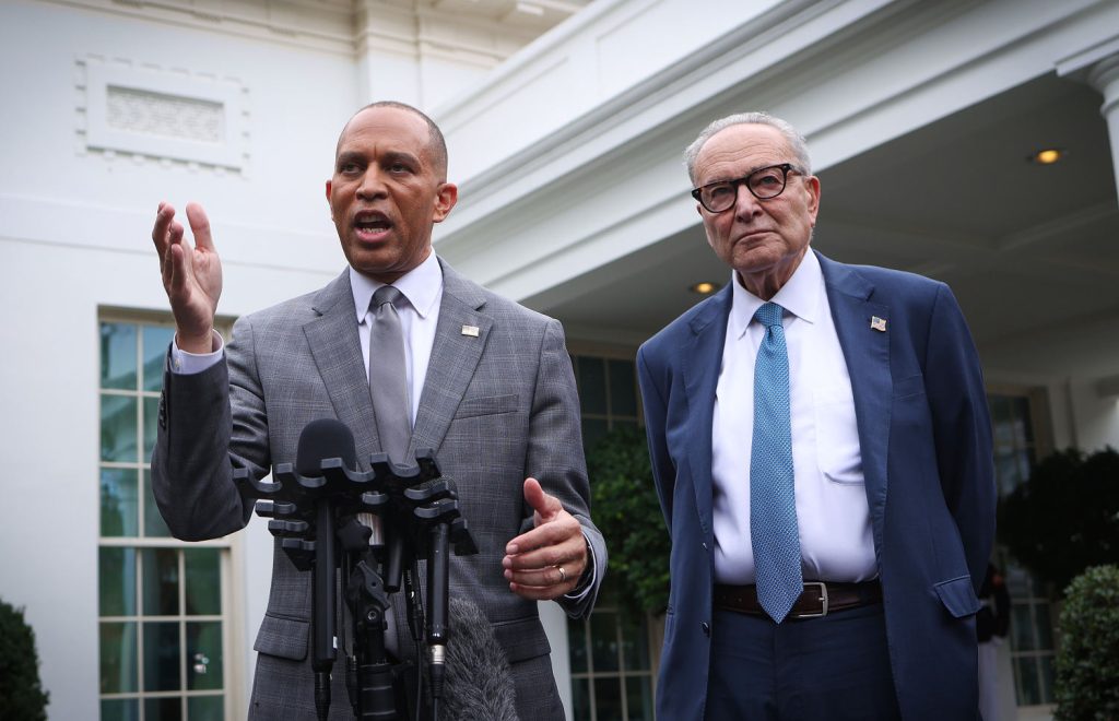 250929-schumer-jeffries-ew-635p-8a4453.jpg