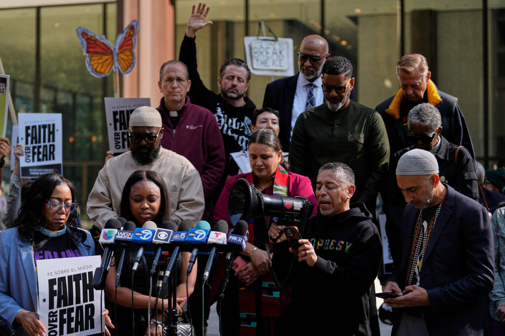 251008-faith-over-fear-protest-ice-chicago-se-1228p-776754.jpg