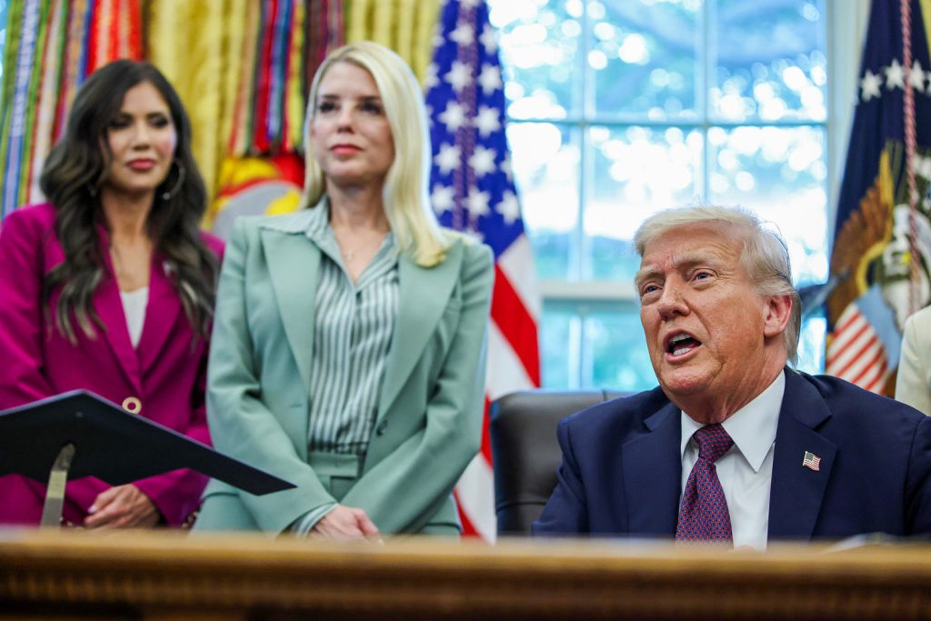 251009-trump-noem-gk-fc75ac.jpg