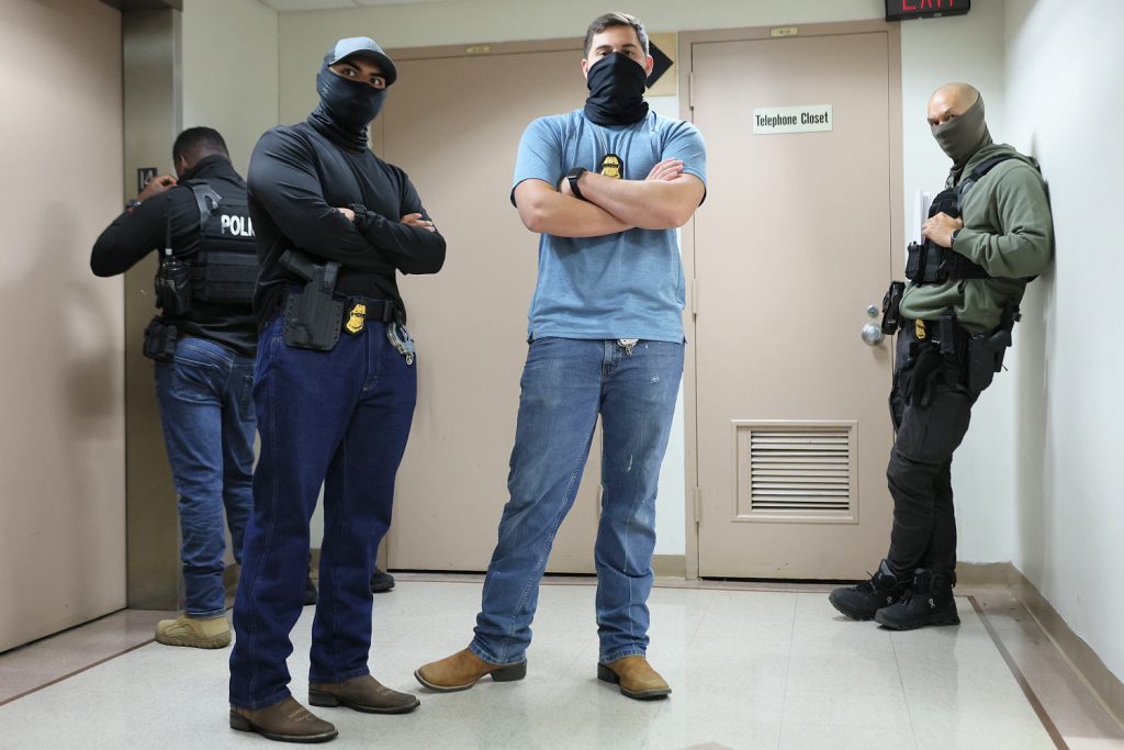 251014-ice-agents-zz-bf7ac2.jpg