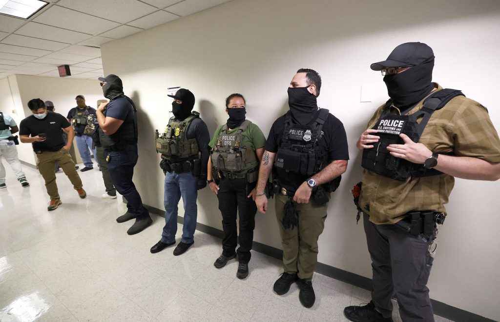 251024-ice-agents-zz-eaf71d.jpg