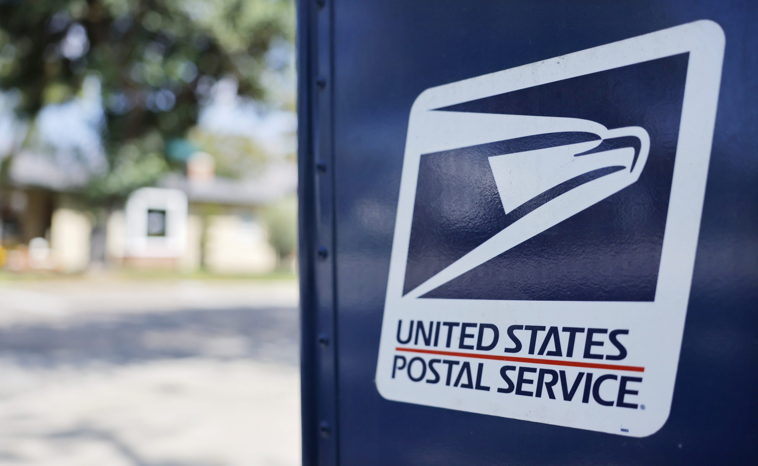 Democrats’ mail-voting plans shift as officials work to reassure voters 2 The United States Postal Service logo is displayed on a USPS mail collection box on September 18, 2026 in Pasadena, California.